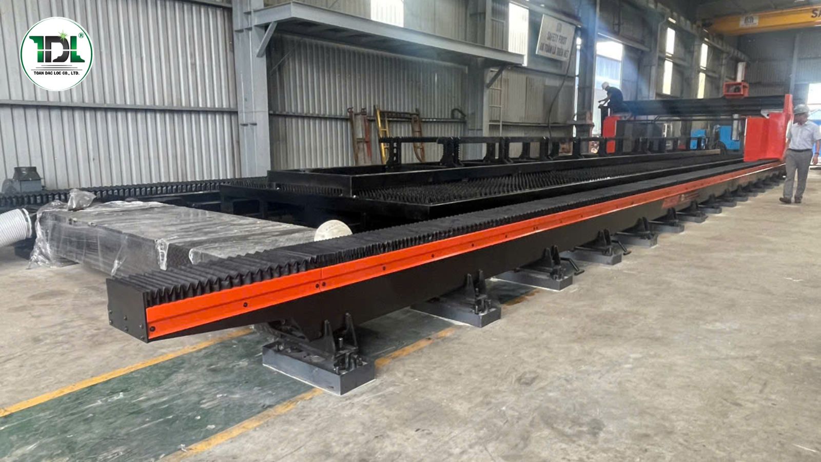 Máy cắt laser khổ lớn giúp doanh nghiệp tăng năng suất và giảm công đoạn chia nhỏ vật liệu.