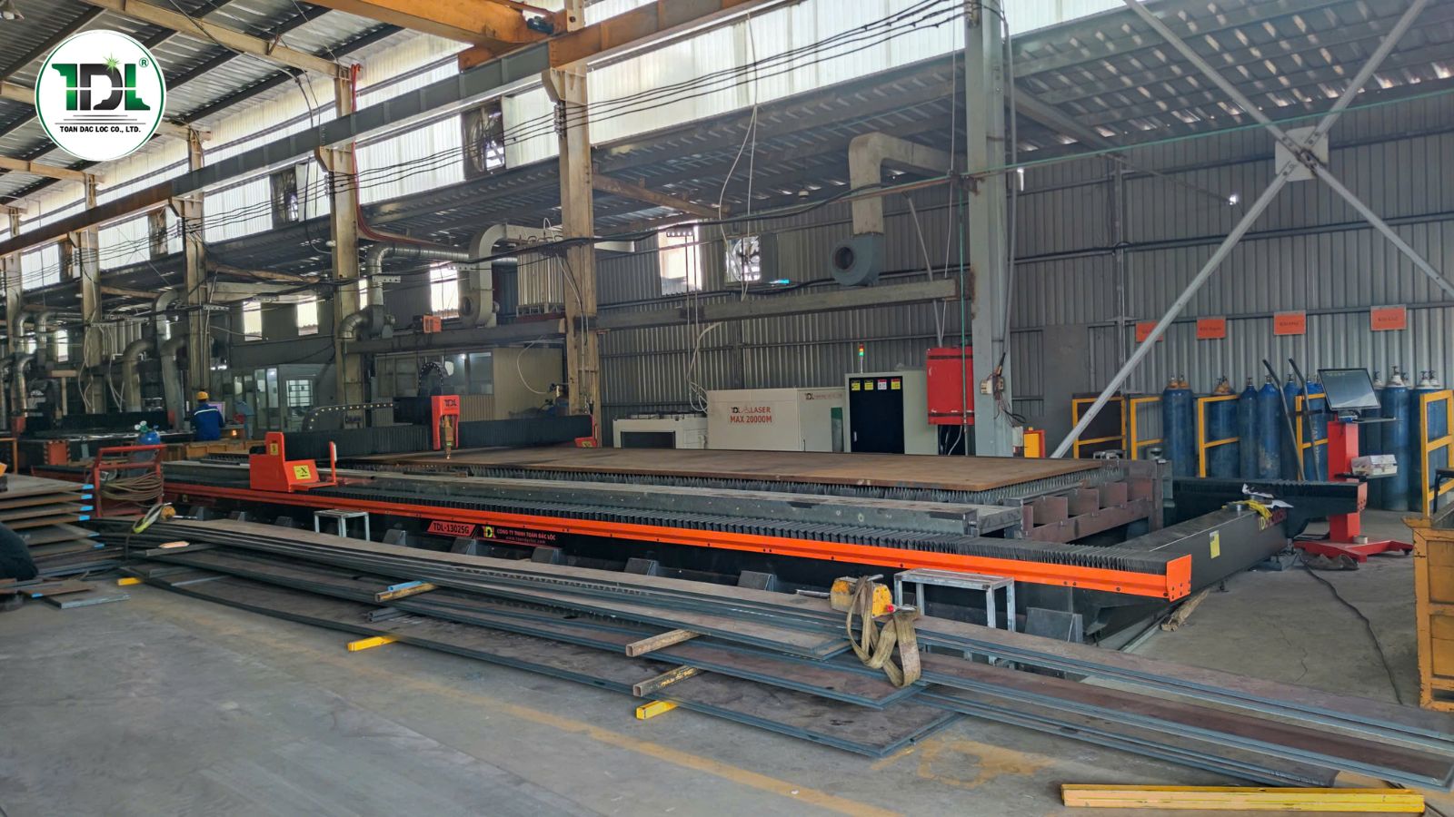 Máy cắt laser công suất cao phù hợp với nhu cầu gia công thép dày và sản xuất công nghiệp liên tục.