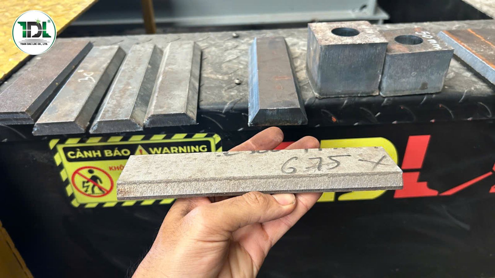 Điều chỉnh đúng công suất và tốc độ cắt giúp giảm ba via và nâng cao chất lượng sản phẩm.