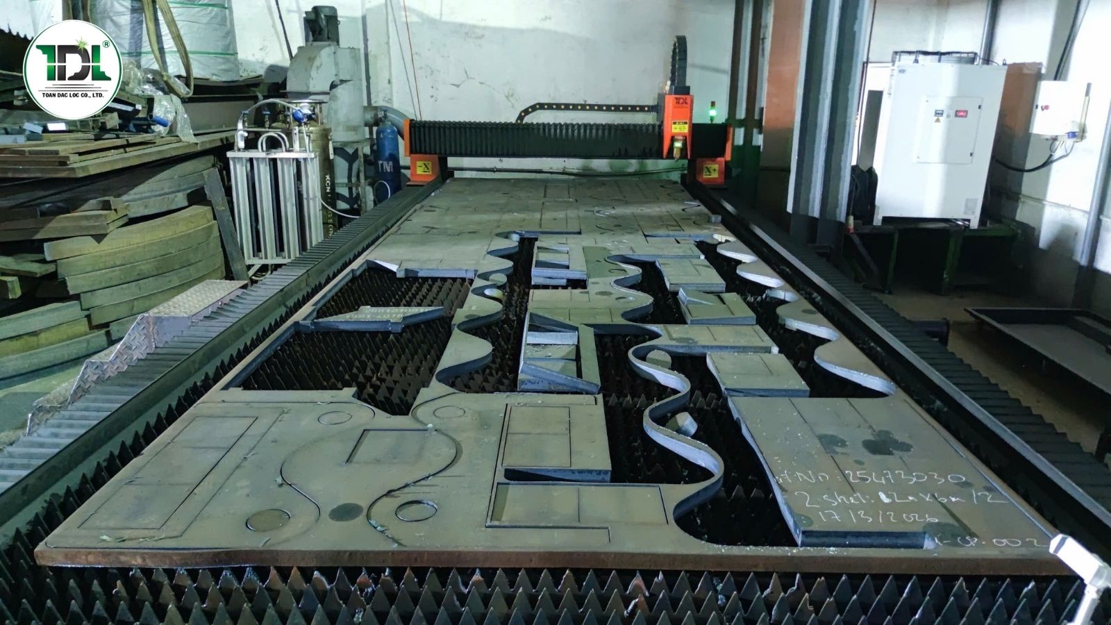 xuong-nho-co-nen-mua-may-cat-laser-kim-loai