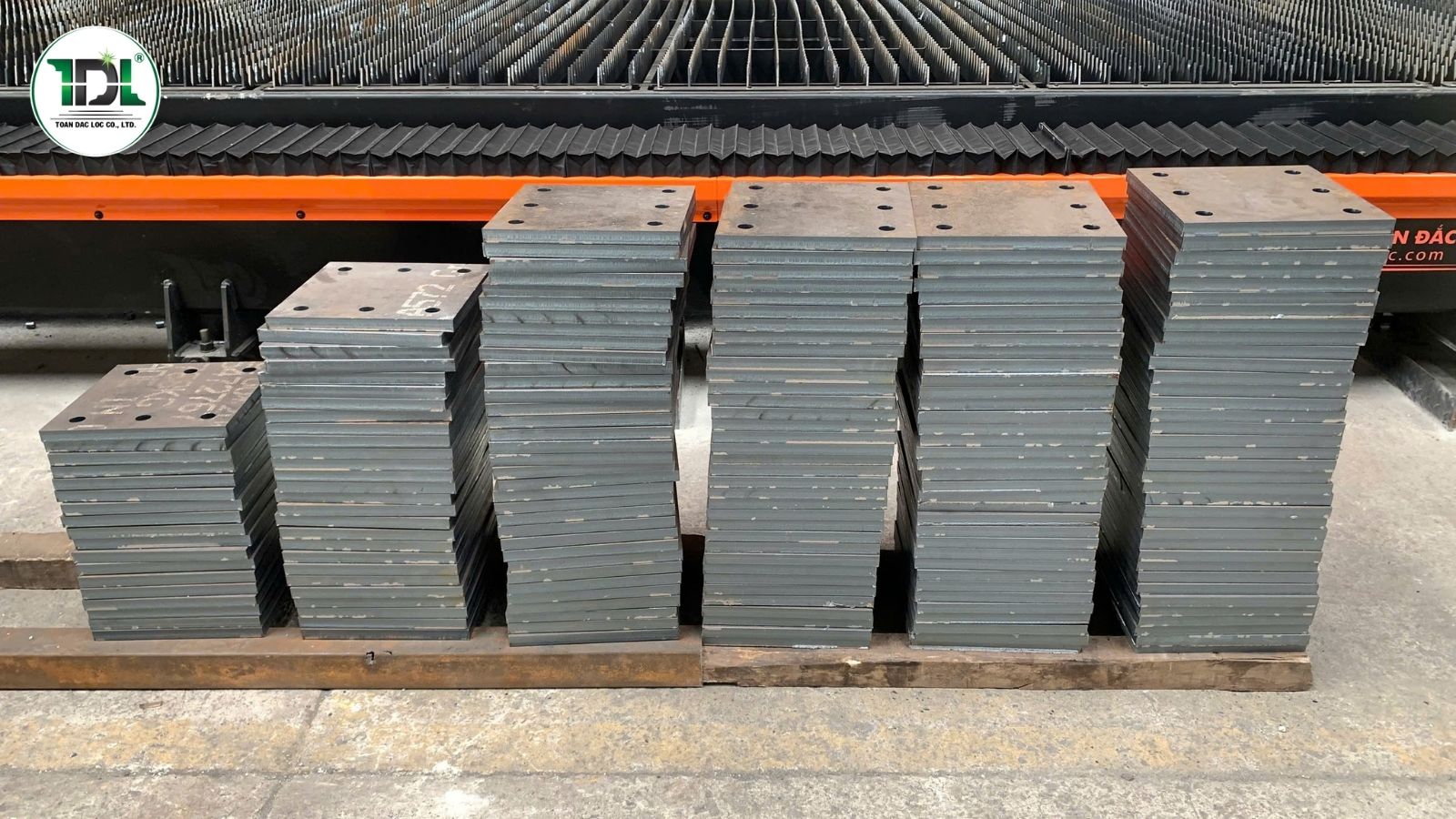 xuong-nho-co-nen-mua-may-cat-laser-kim-loai